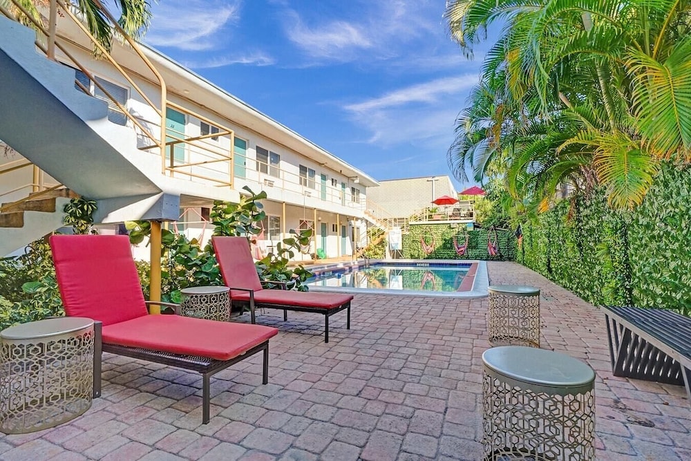 Coastal Studio by Hollywood Beach Boardwalk - Image 4