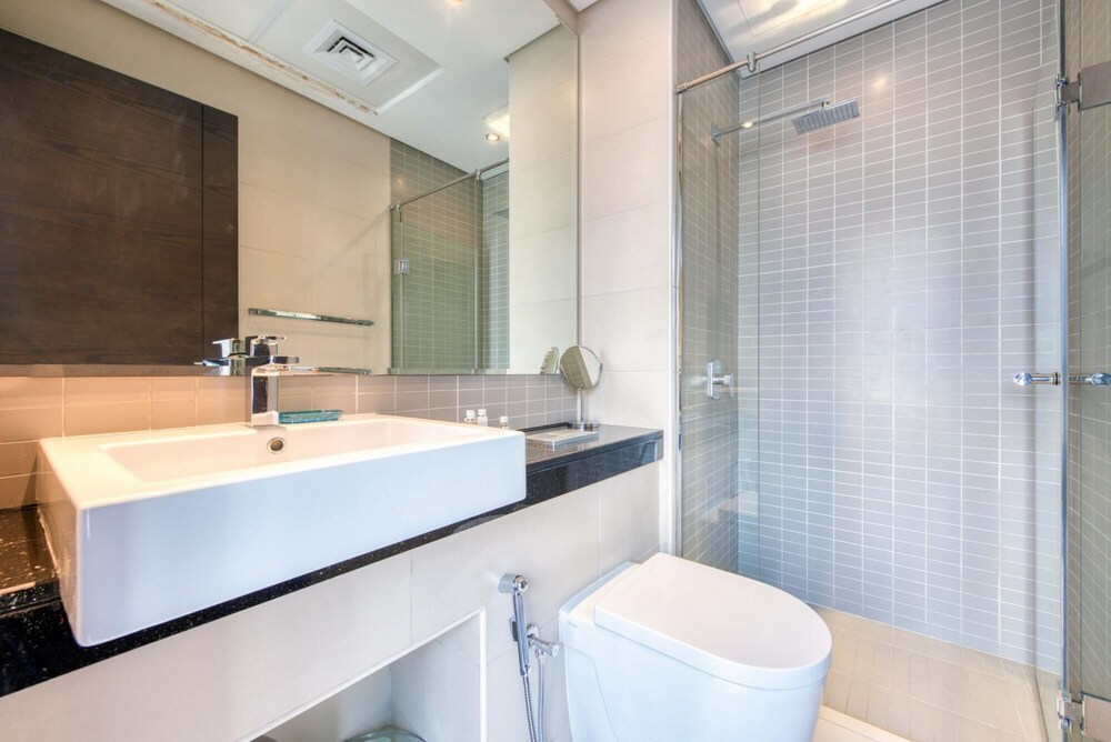 Luxury Apt w Private Jacuzzi Overlooking the Water