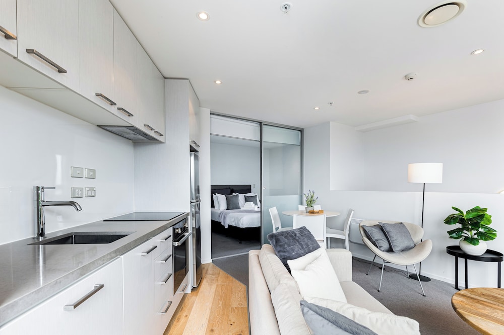 Pool, Gym & Modern 2BR Sky Tower View Zodiak Stays
