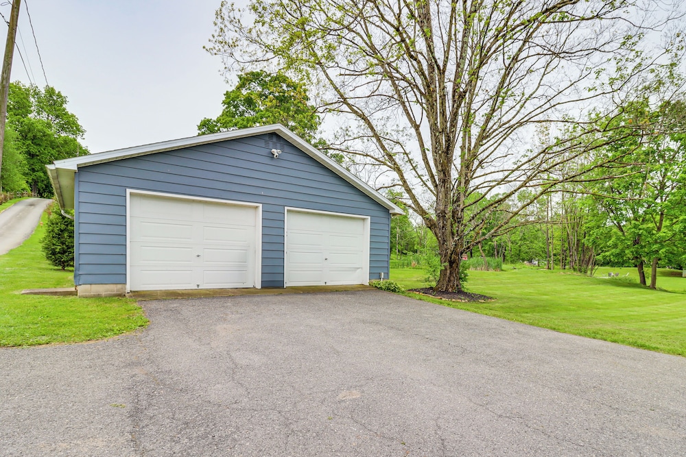 Walk to Saylors Lake: Townhome w/ Shared Perks!