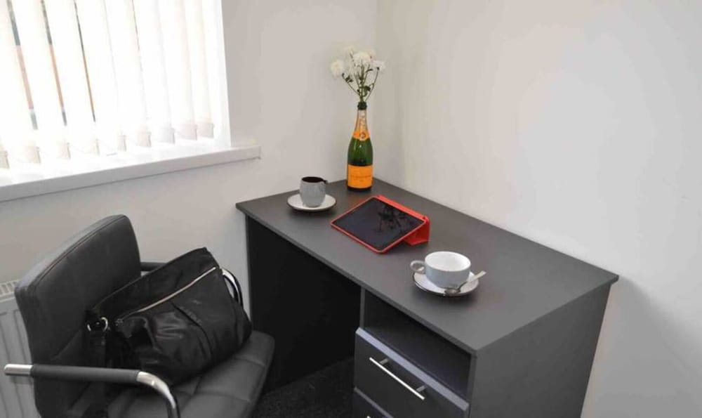 Beautiful 3-bed House in Wolverhampton view 4