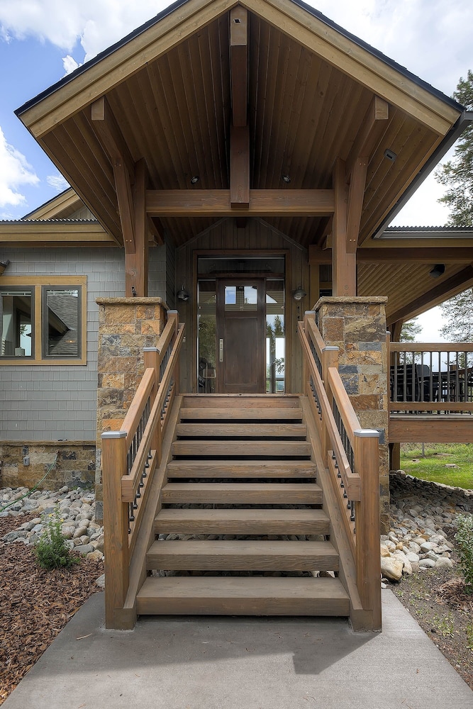 Sunrise Ski Haus 4 Bedroom Home by RedAwning