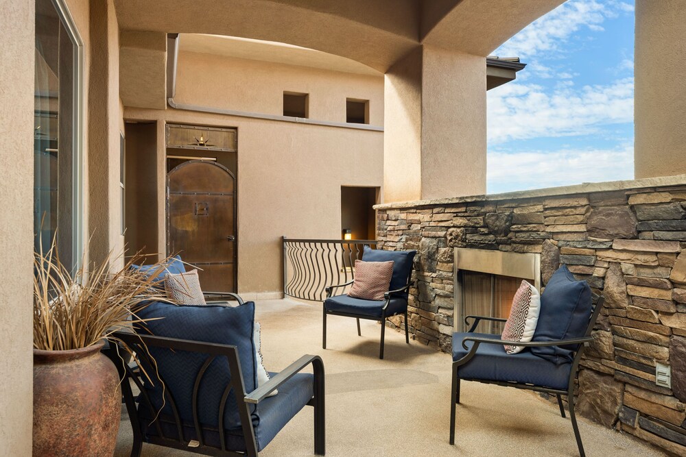 Hotel Sunset Hideaway - Image 1