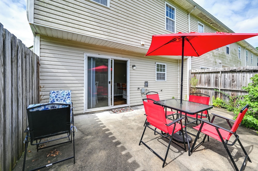 6 Mi to Med District: Greenville Home w/ Yard