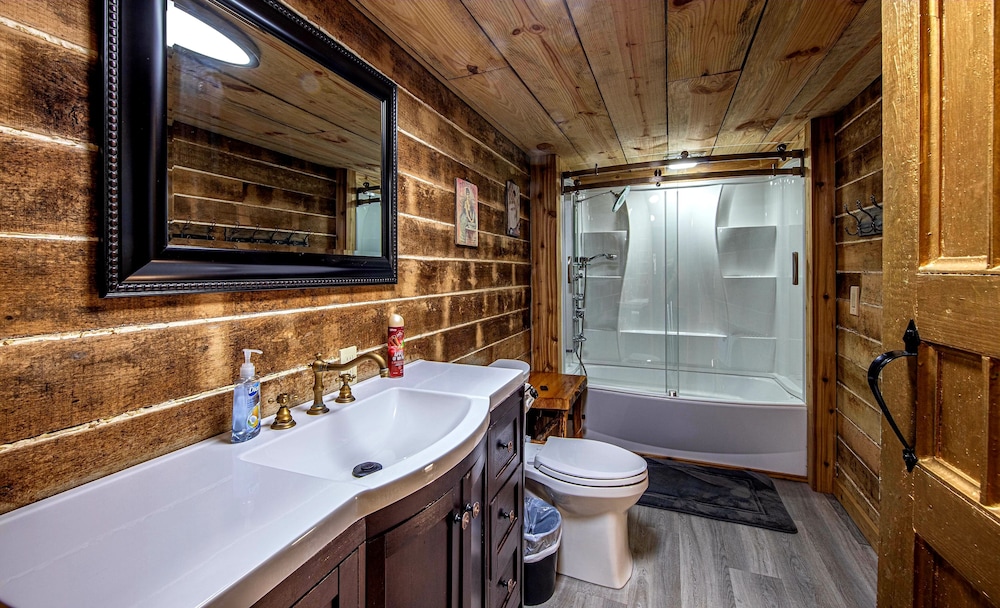 Bear Creek Lodge and Cabins in Helen Ga - Pet Friendly, River on Property, Walking Distance to downtown Helen