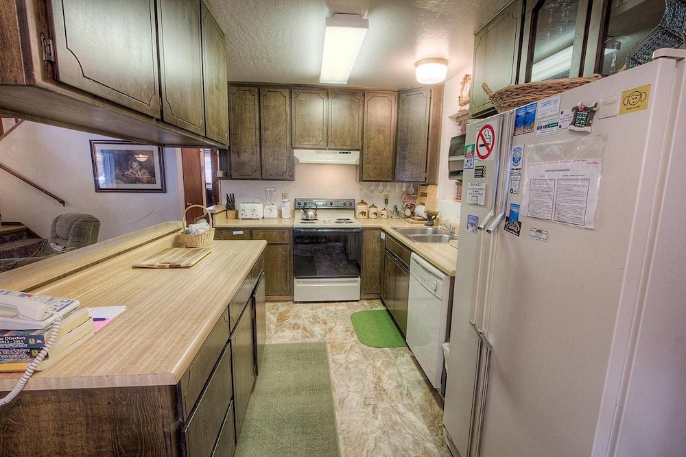 Bambi's Bunkhouse 3 Bedroom Home by RedAwning view 3