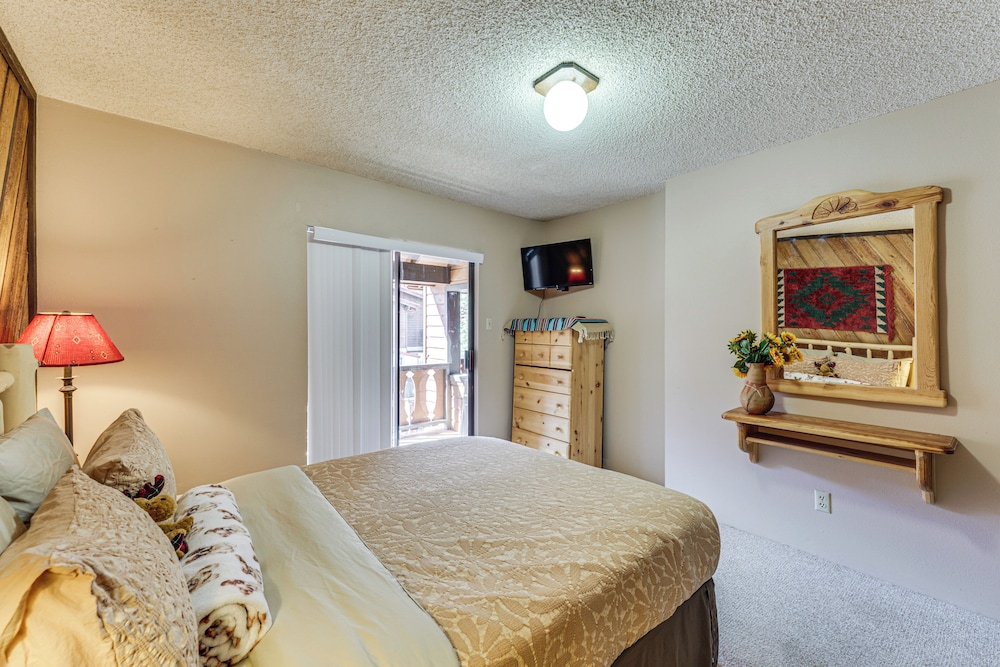 < Half-mi to Red River Ski Area: Townhome w/ Patio