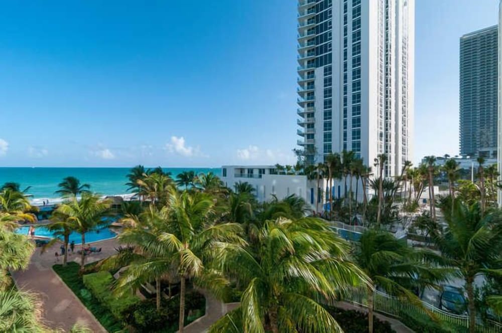 The Tides by Miami Te Espera