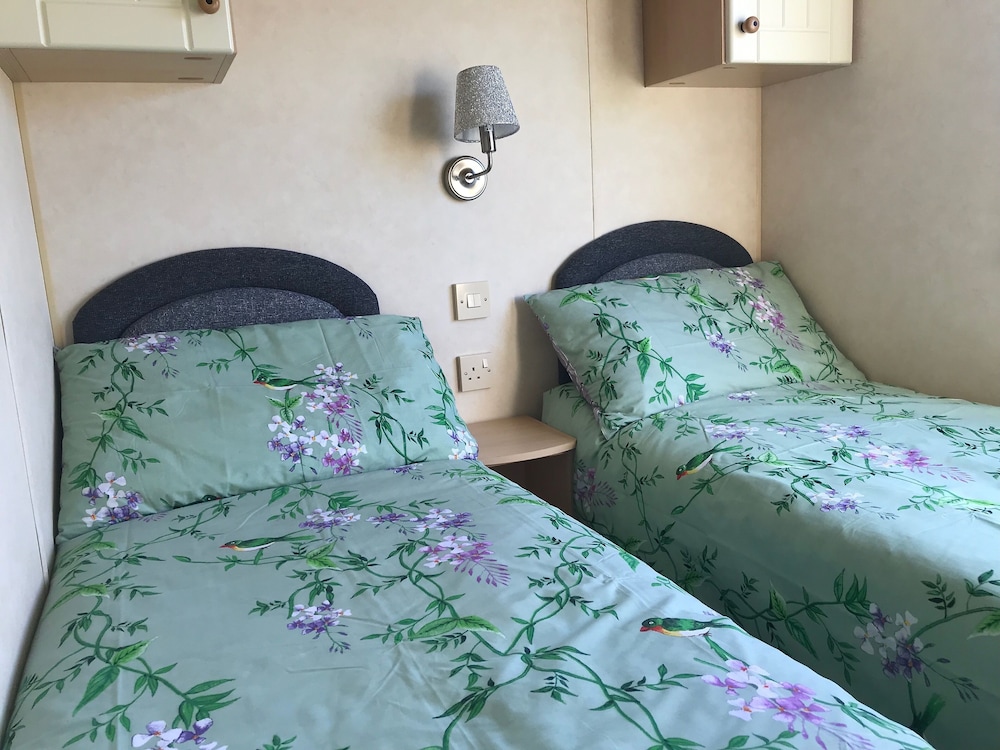 2 Bed-sleeps4-beachfront-free Parking view 3