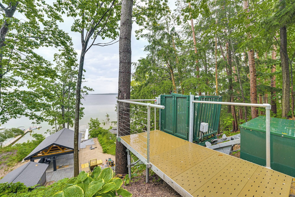 Sunroom, Dining Pavilion & More: Gem on Burt Lake!