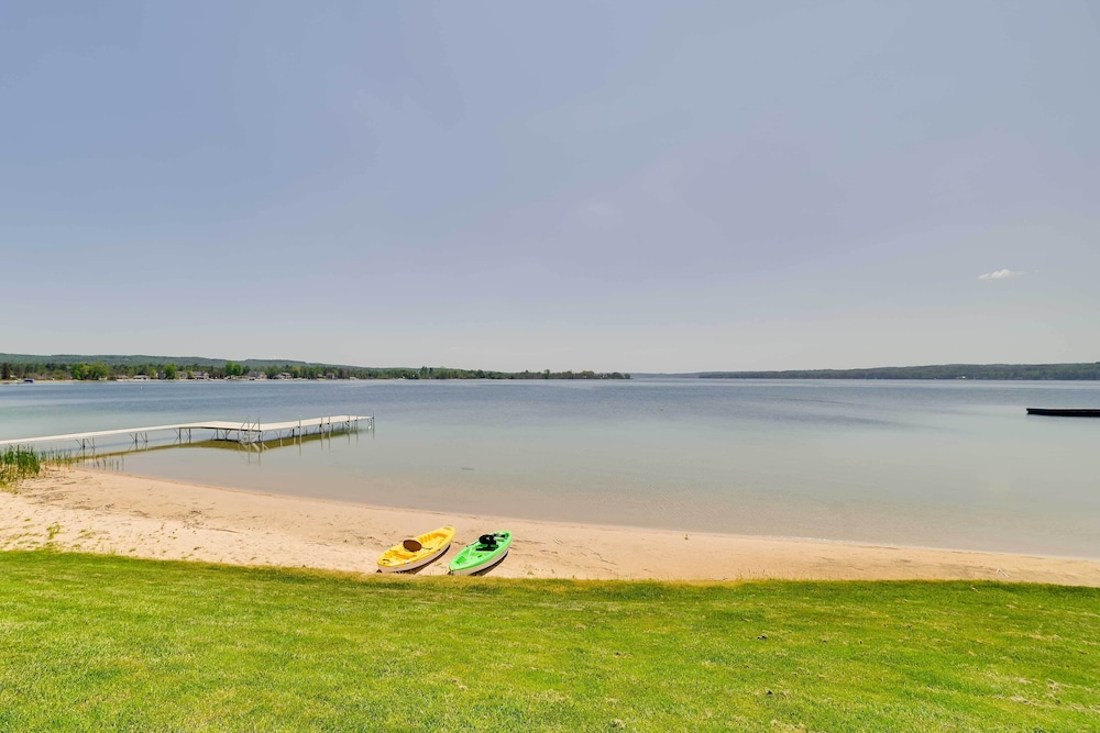 Beachfront Onekama Vacation Rental w/ Balcony! view 4