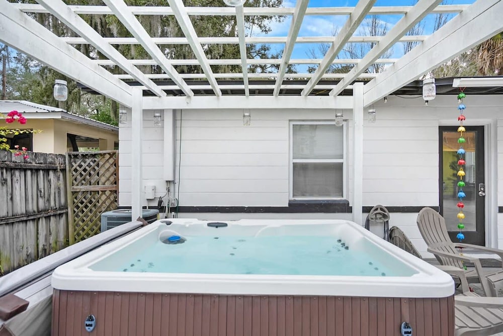 Hot Tub Free Parking Retro Cottage Games