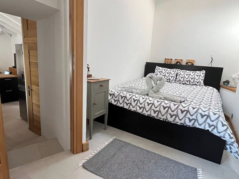 The White House Evgrious, Sleeps 4, Close to Beach