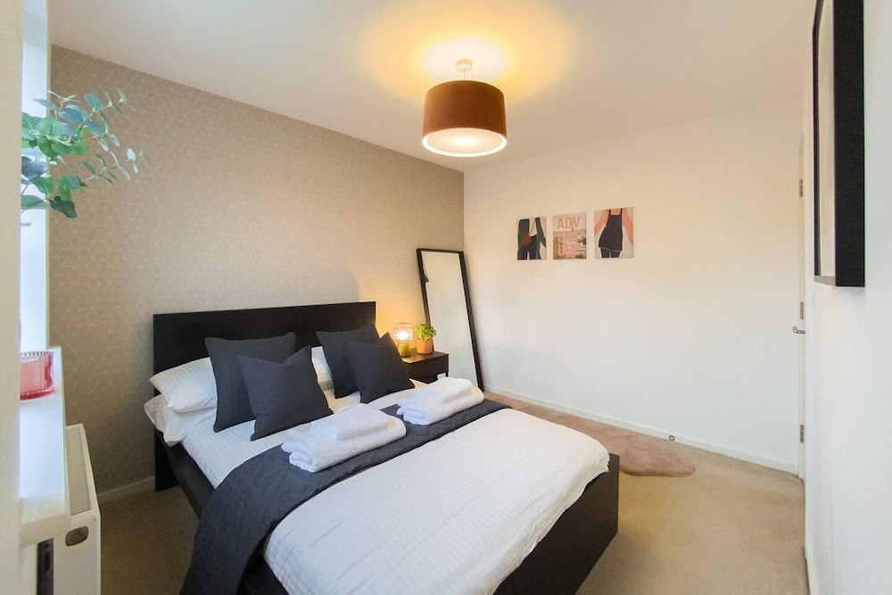 Stunning 4 Bed House With Cinema Room & Parking view 3