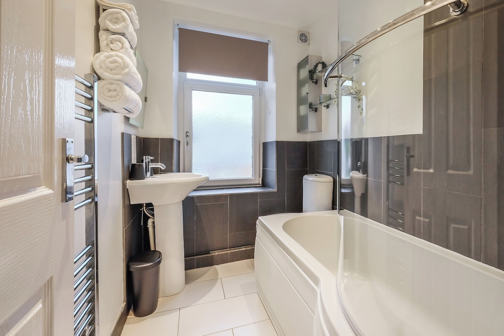 Sleek 2B/1B Retreat in Lindley, Huddersfield