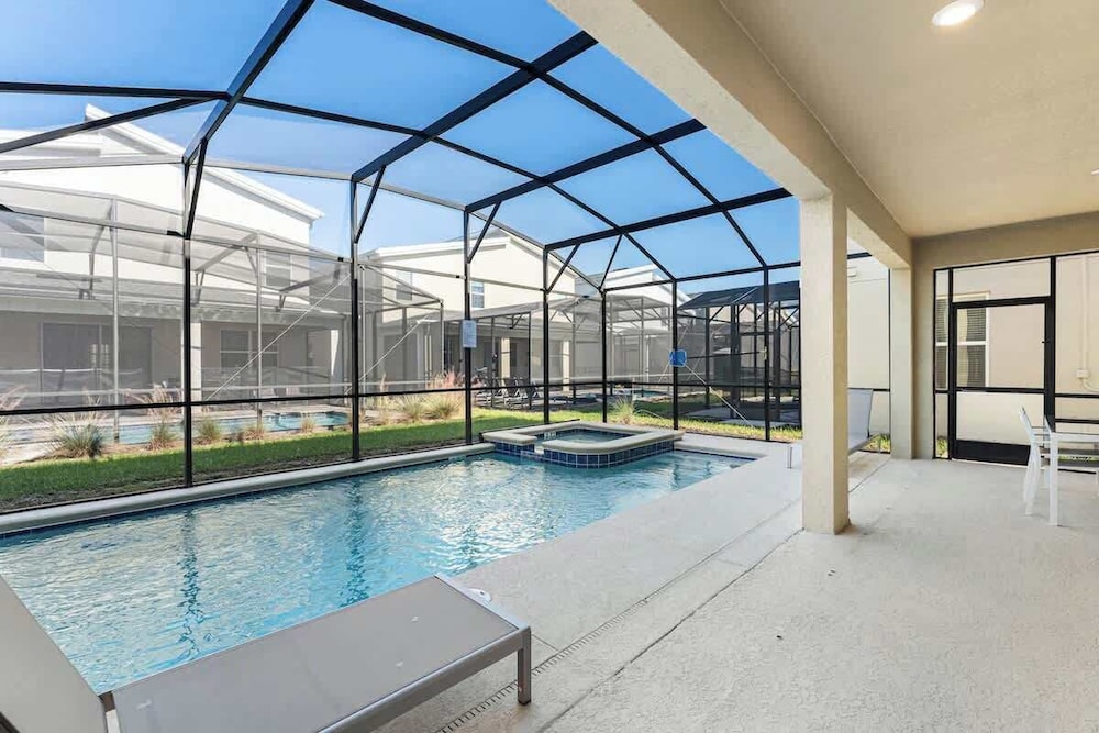 Sophisticated 6BR at Storey Lake