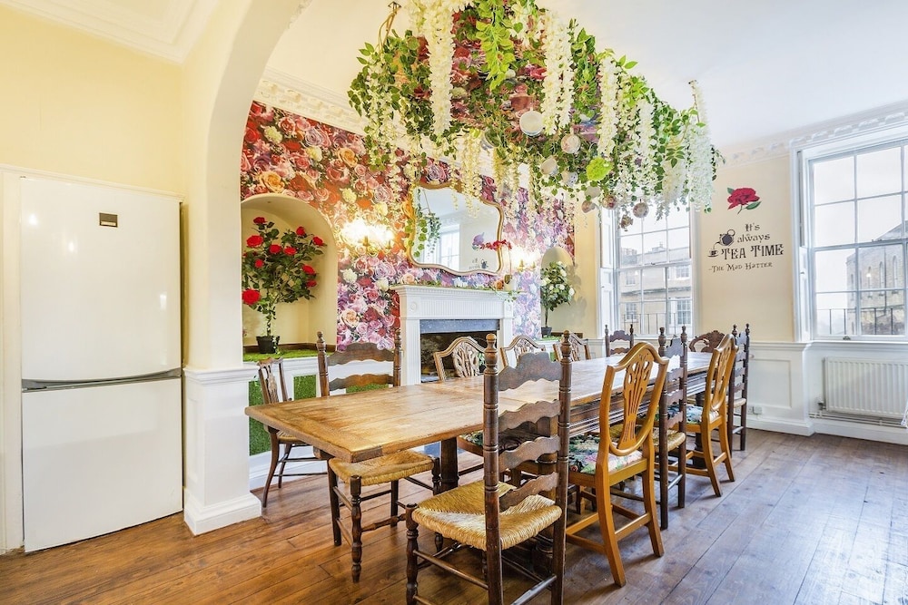 The Wonderland Townhouse - Amazing Alice in Wonderland 8BDR Home