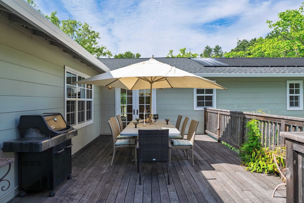 Glen Ellen Escape 5BR Retreat w/ Pool, Hot Tub, Hammocks & Vineyard Views