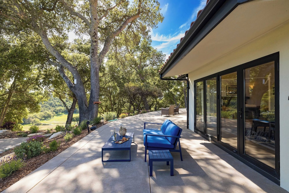 Rancho Robles by Avantstay Vineyard Villa w/ Views, Pool & Privacy
