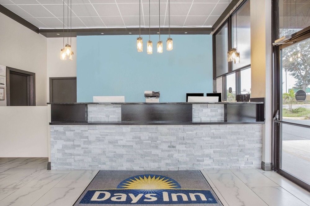 Days Inn by Wyndham N Orlando/Casselberry - Property Image 1