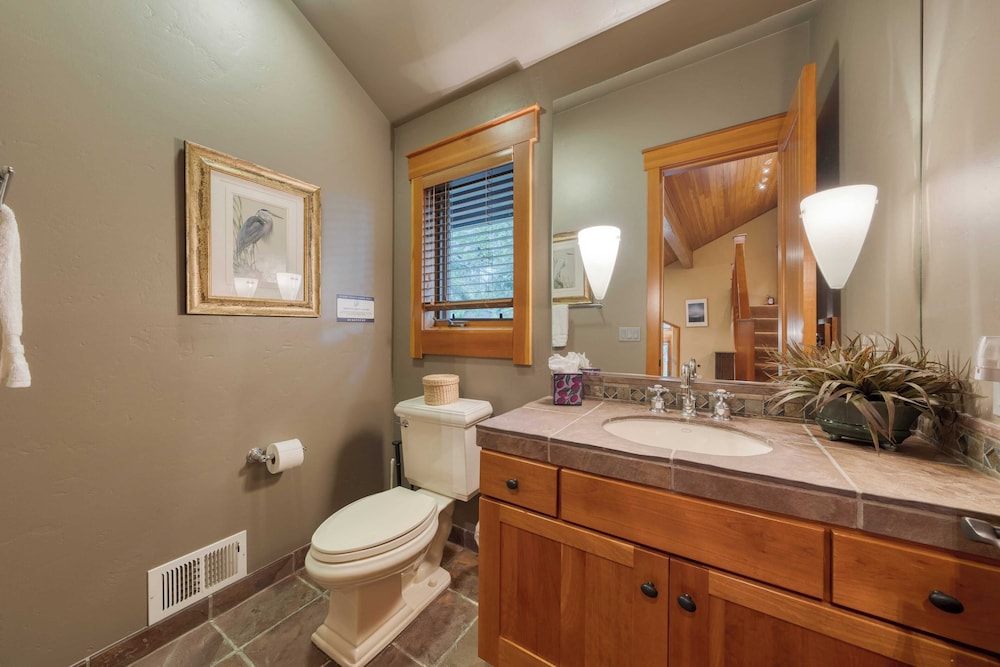 Cedars at Palisades by Avantstay Hot Tub, Resort Access, and Mountain Views