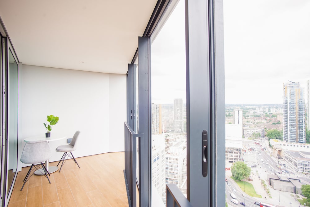 High Rise 1 Bedroom Apartment in Southbank view 4