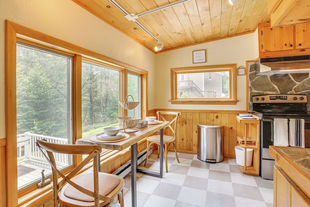 13 Mi to Ski Big Bear: Updated Getaway w/ Deck