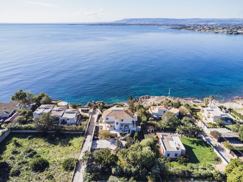 Villa Plemmiria by the Sea by Wonderful Italy
