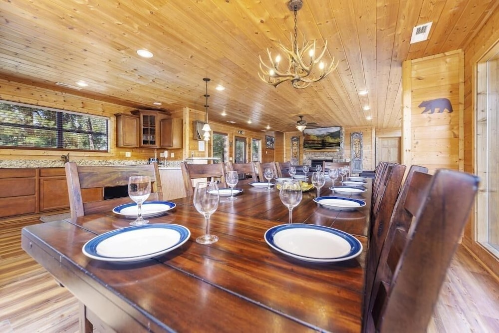 Valley View-tiful - 5 Bedrooms, 5 Baths, Sleeps 18 Home by RedAwning
