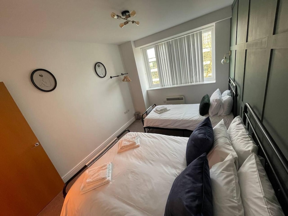 Stylish 1-bed Apartment in Swindon view 5