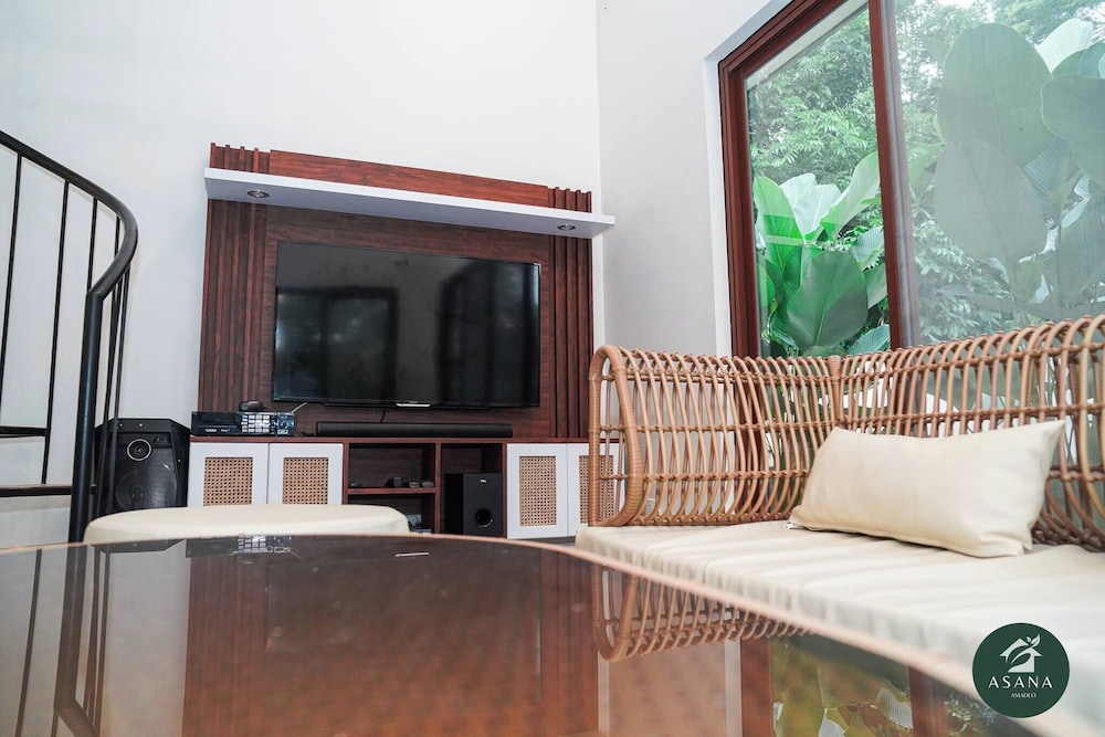 Modern Tropical 2BR Villa & Pool Retreat in Amadeo
