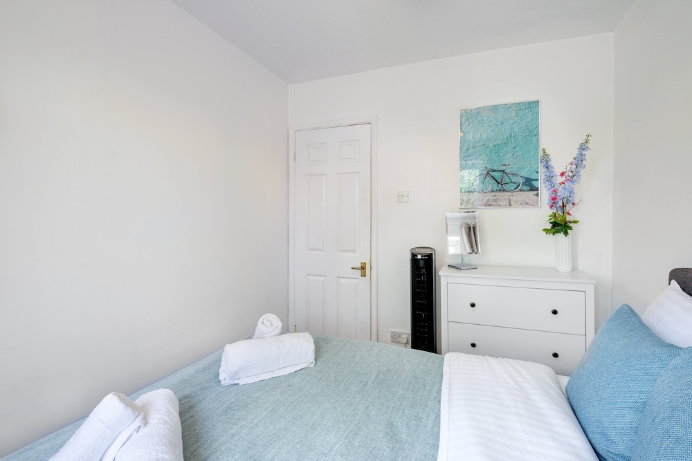 Sharp Close 4 Bedroom 2 Bath - Aylesbury