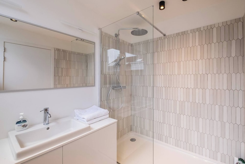 Top Floor New Duplex Stunning View In Trendy St Gilles