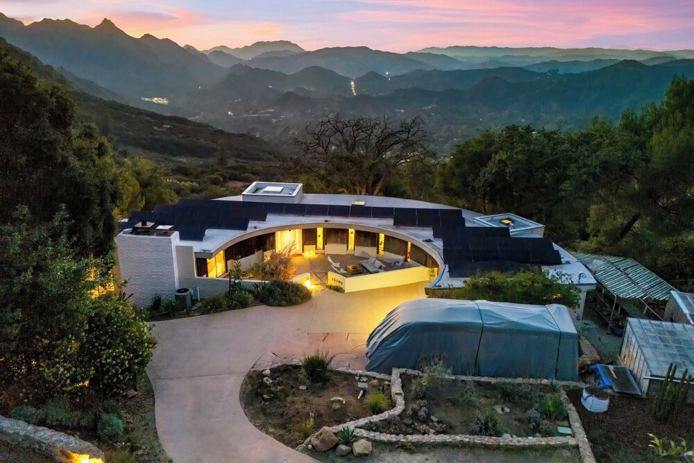 Malibu Hills Home w/ Balcony & Mountain Views Cielo Curve by Avantstay