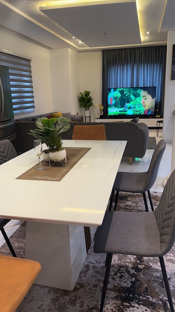 WHITE PLACE APARTMENT