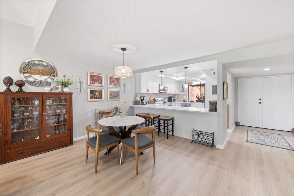 Designer Seville Condo w Golf Mountain Views