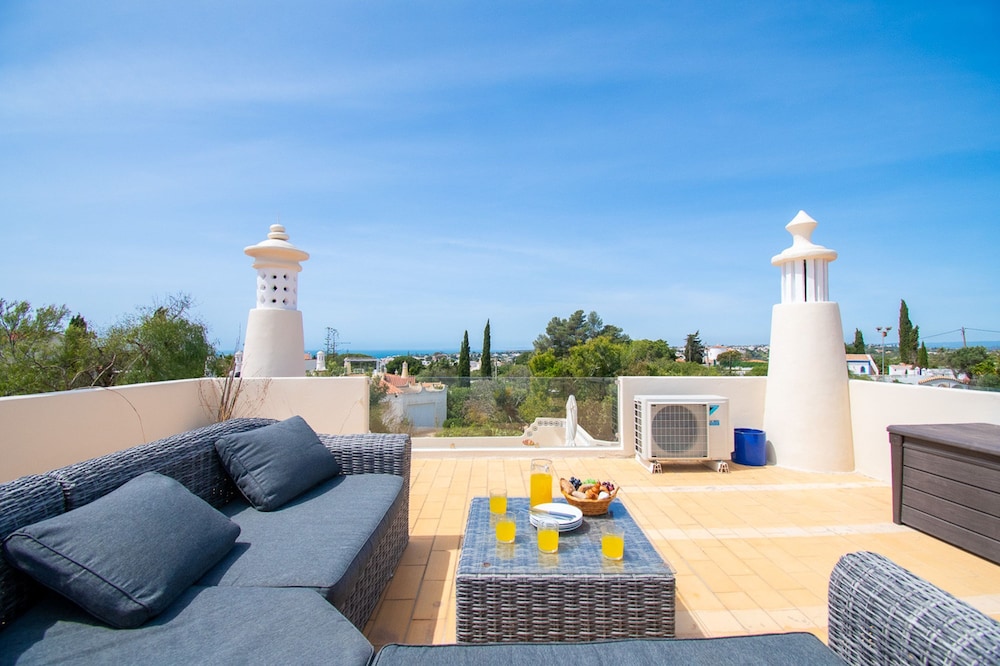 67 adm 3 Bedroom Villa Walking Distance to Carvo