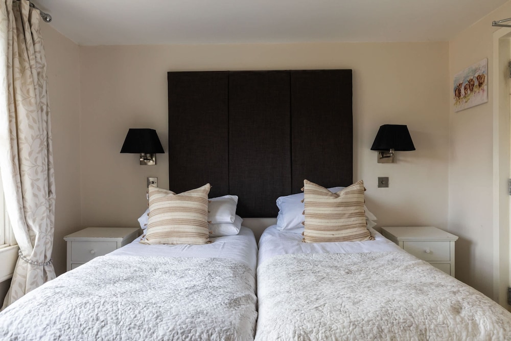 Stylish 4-bedroom Townhouse in the Heart of Bath