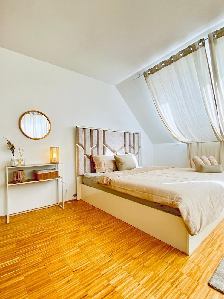 Comfy 3BR Apt With Living Room Balcony