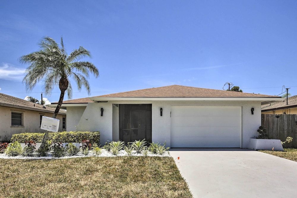 Chic Beach House With Lanai and Private Yard! view 4