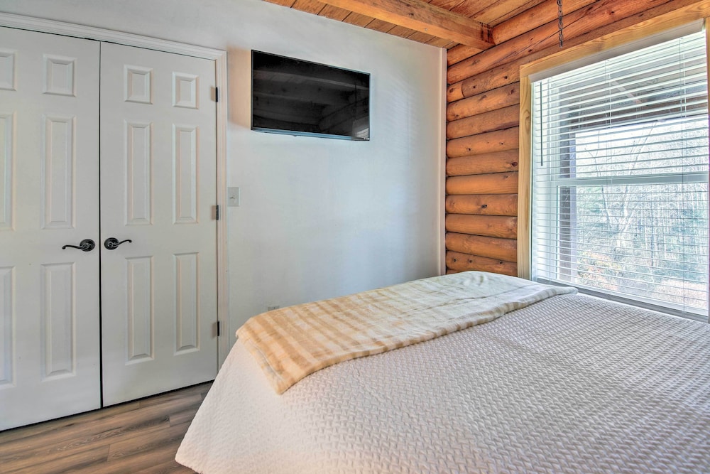 Pet-friendly Gatlinburg Cabin w/ Hot Tub!
