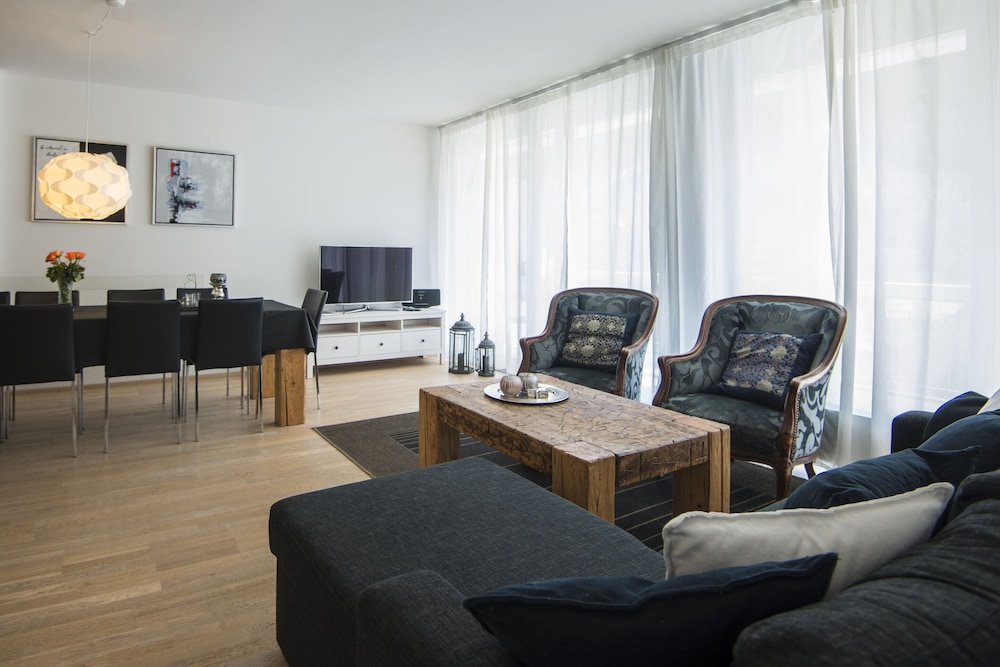 Spacious Apartment With Mountain View