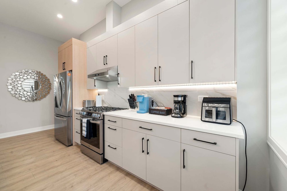 Spacious Bright Modern New Unit in Tri Taylor