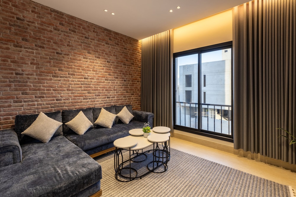 Vibrant Two BR With Shared Garden in Almadinah
