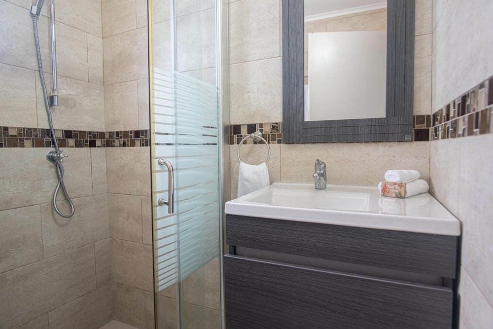 Beautiful Comfy Mins to Palm Eagle Beaches