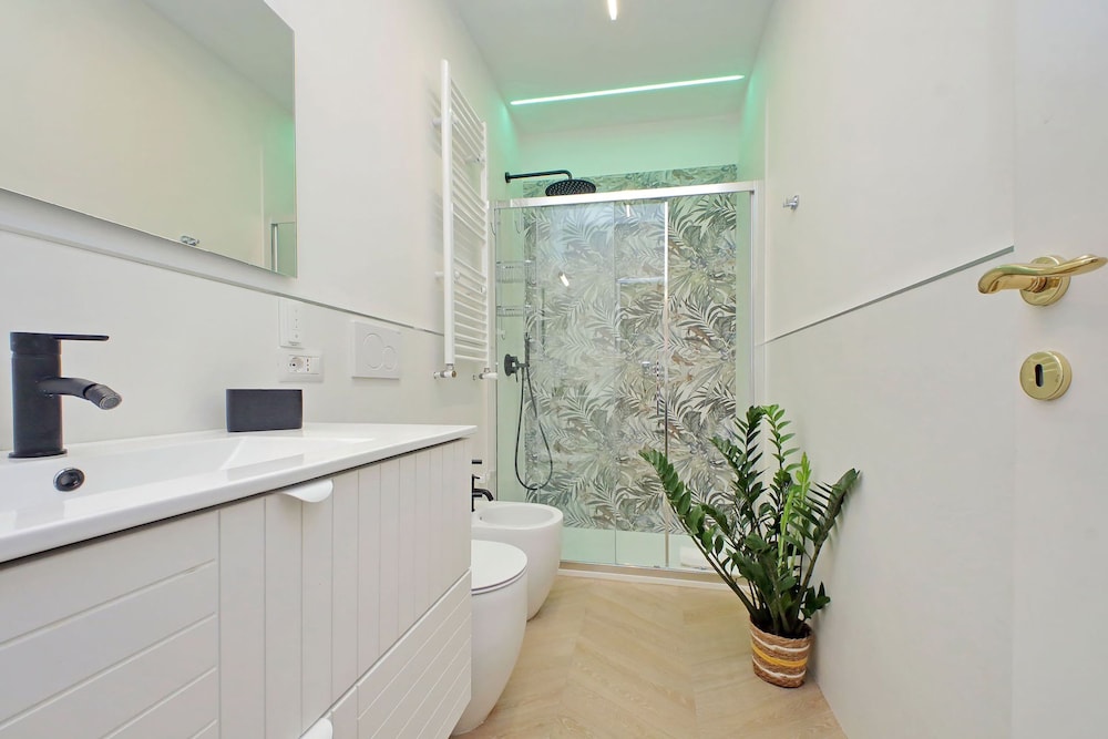 Rare Large and Elegant Rome Apartment in Prati Neighborhood Perfect for Families or Friends