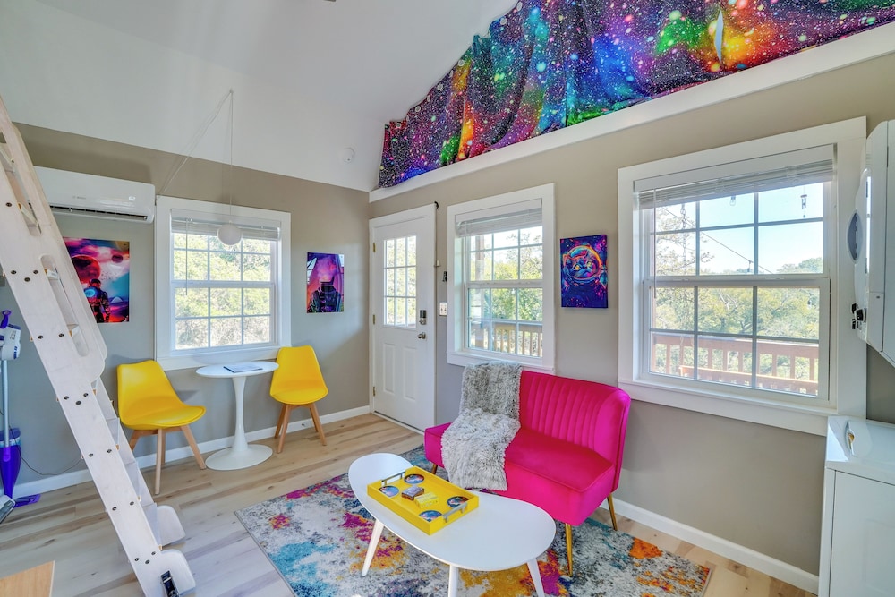 'galactikitty' - Quirky Cabin Near Lake Brownwood!
