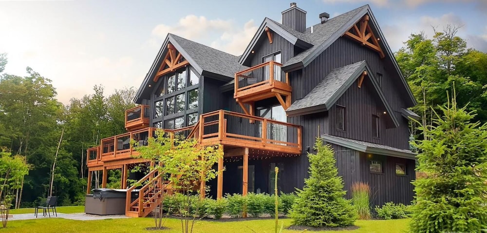 Black Bear - Luxury Mountain-top Villa With hot tub