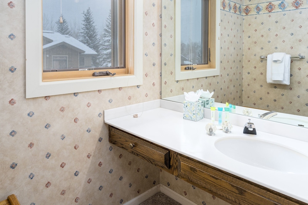 Moraine 27 Townhouse near Gondola by RedAwning view 5