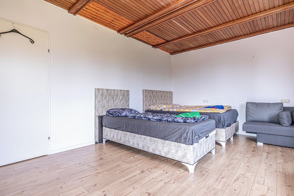 Cozy House Terrace &Garden Sleeps 34
